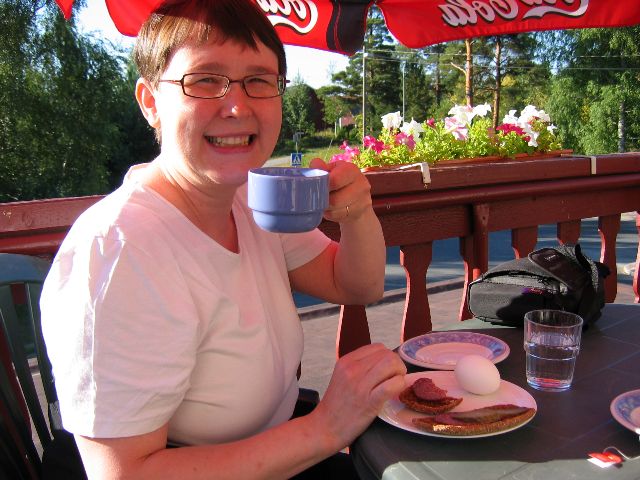 Aamiainen Gasthaus Jmsn terassilla. Jms, Suomi.