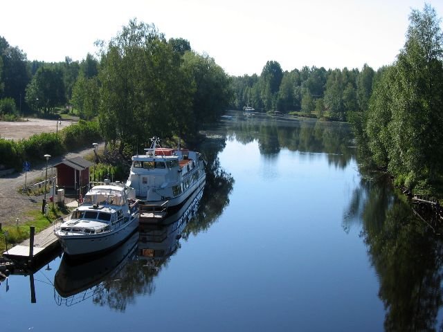 Jmsnjoki helteisen elokuun aamuna. Jms, Suomi.
