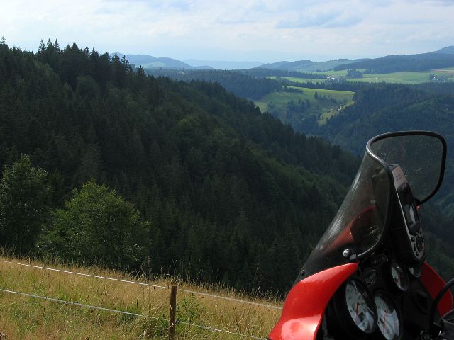 Etel-Schwarzwaldissa maisemat vain komistuvat. Furtwangen, Saksa.