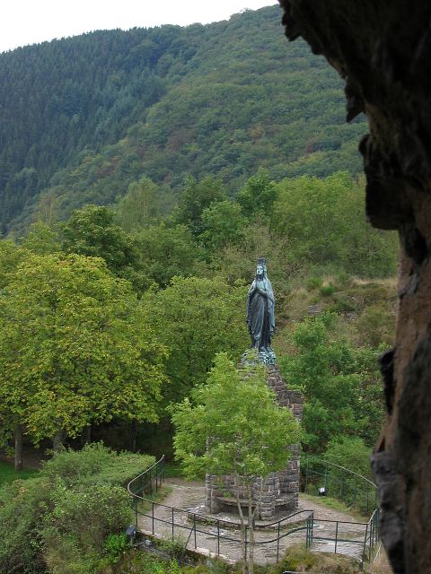 Neitsyt Marian patsas. Esch-sur-Sre, Luxemburg.
