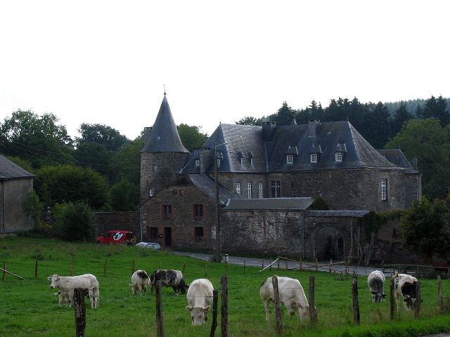 Belgiassakin on linnoja! Tavigny, Belgia.