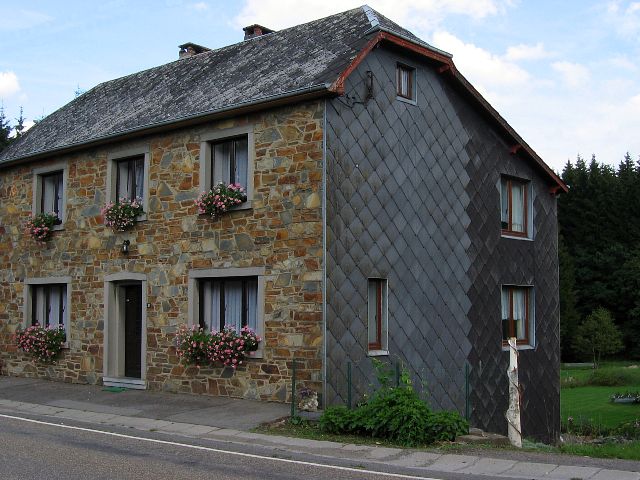 Tyypillinen talo Ardenneilla. Deiffelt, Belgia.
