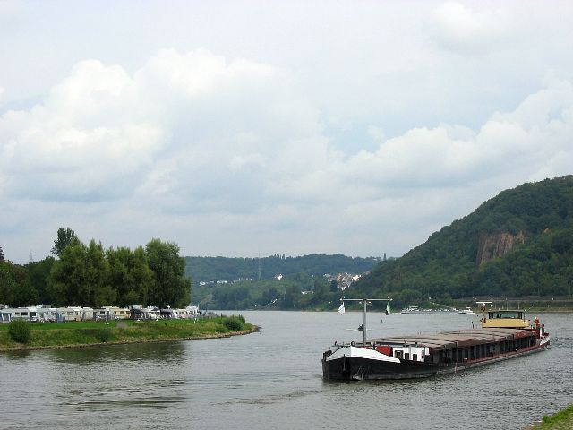 Jokiproomu Moselin ja Reinin yhtymkohdassa. Koblenz, Saksa.
