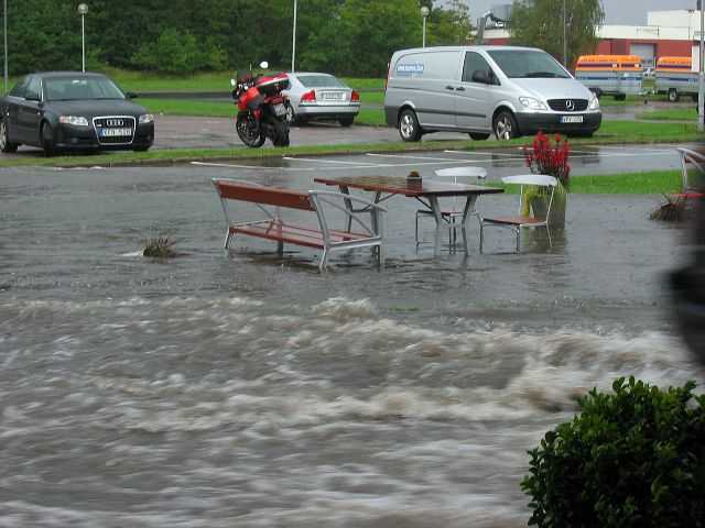 Tulva hotellin pihalla. Kalmar, Ruotsi.