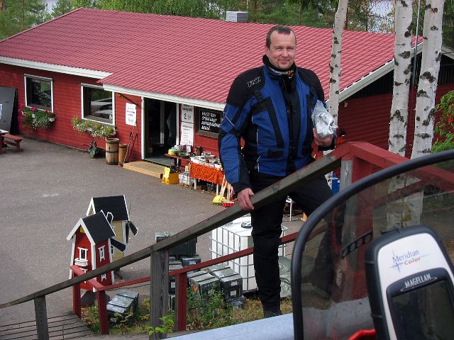 Kalakukkoa ostamassa. Rautalampi, Suomi.