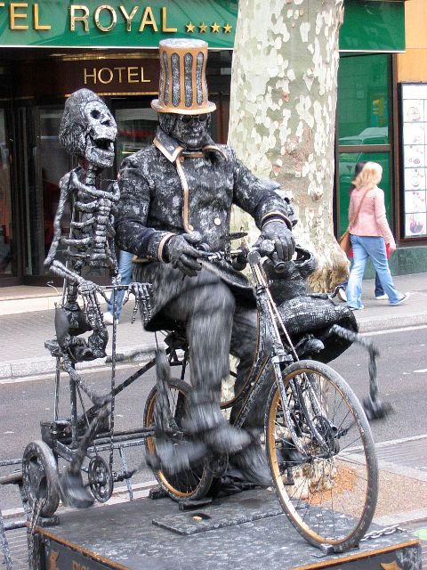 Ihmispatsas seuralaisineen Rambla-kvelykadulla. Barcelona, Espanja.
