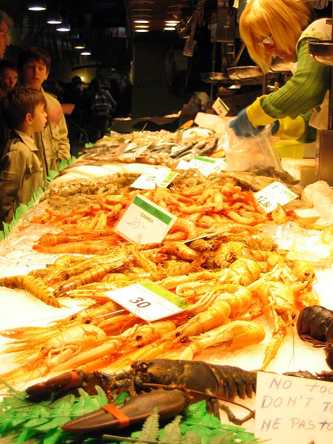 Kala- ja yriiskauppa La Boqueria-kauppahallissa. Barcelona, Espanja.