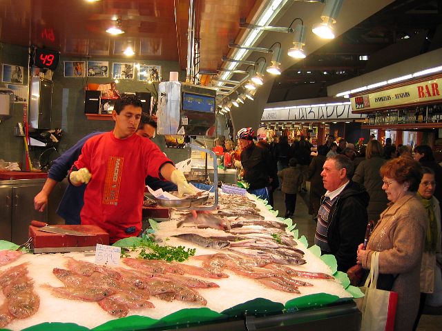 Kala ky kaupaksi Mercat de Santa Caterina -kauppahallissa. Barcelona, Espanja.