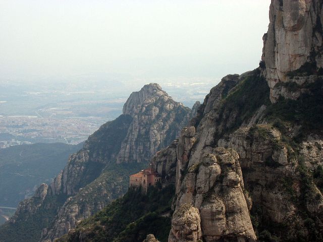 Nkala Montserratin luostarialueelta. Sierra de Montserrat, Espanja.
