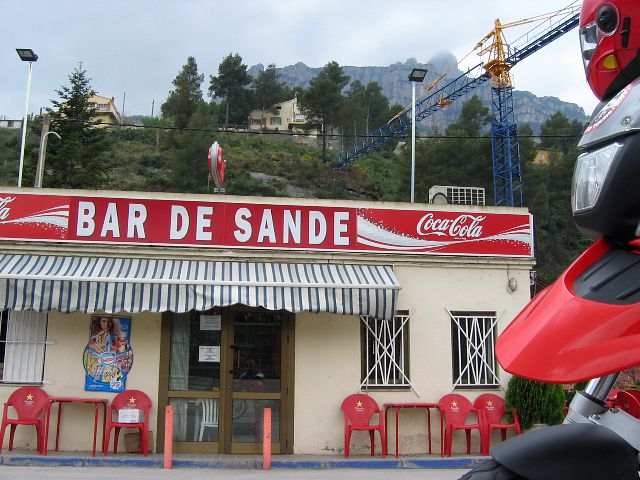 Bar de Sande, trendivapaa tuulahdus menneisyydest. Monistrol de Montserrat, Espanja.