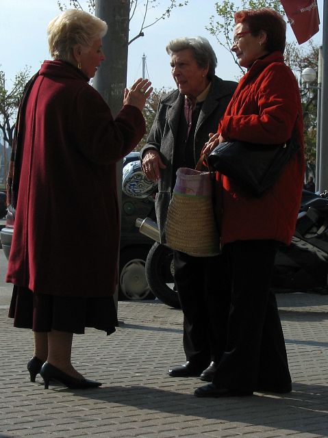 Barcelonalaisrouvat vaihtavat kuulumisia. Barcelona, Espanja.