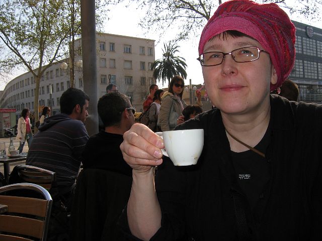 Cafe solo ja auringonpaisteinen iltapiv. Barcelona, Espanja.