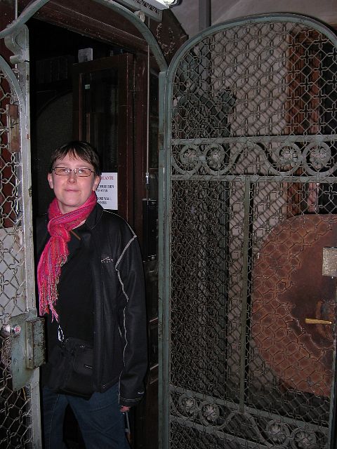 Hostal Felipe II:n antiikkinen hissi. Barcelona, Espanja.
