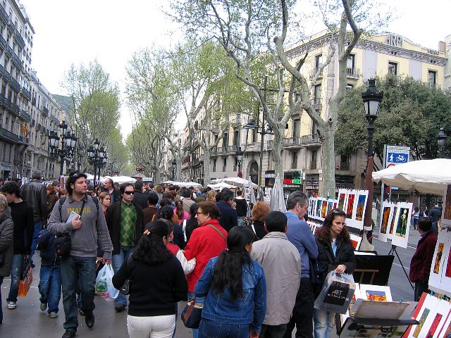 Vilkkaanpuoleinen kvelykatu La Rambla. Barcelona, Espanja.