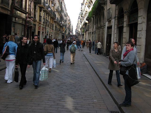 Vilkkaanpuoleinen kvelykatu Carrer de Ferran. Barcelona, Espanja.