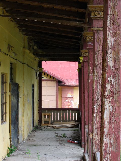 Osassa kylpylalueen rakennuksista on viel ns. pient laittoa. Bardejovsk Kpele, Slovakia.