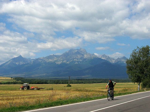 Lähestymme Korkeaa Tatraa. Spišská Belá, Slovakia.