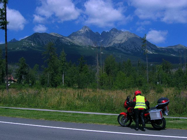 Ylä-Tatran korkeimmat huiput kohoavat yli 2500 metriin. Tatranská Lomnica, Slovakia.