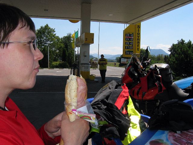 Patonkilounas huoltamon tapaan. Liptovský Mikuláš, Slovakia.