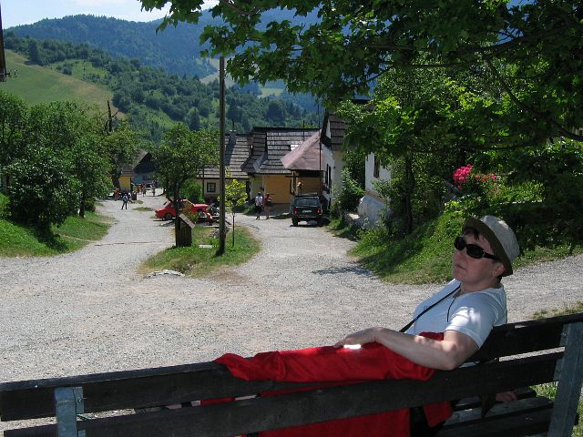 Varjoisa lepopaikka kylän huipulla. Vlkolinec, Slovakia.