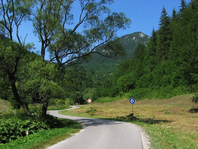 Vlkolinecin kylään vie kiemurainen asfalttipolku. Vlkolinec, Slovakia.