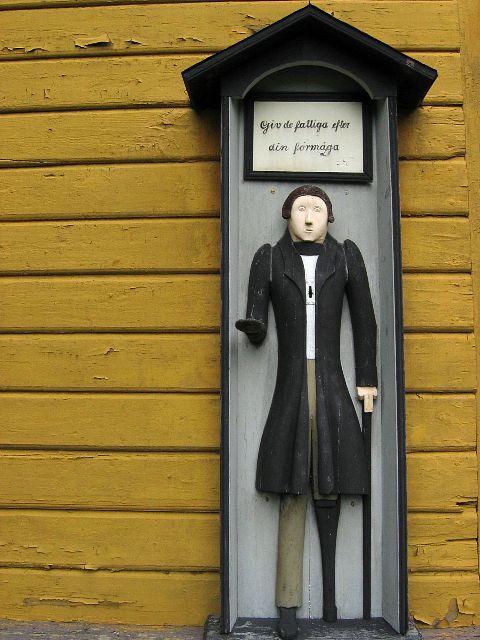 Siipyyn kirkon vaivaisukko: "Giv de fattiga efter din förmåga". Kristiinankaupunki, Suomi.