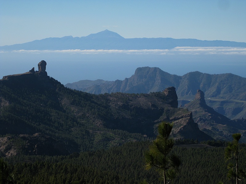 Roque Nublo ja Roque Bentayga sek naapurisaari Teneriffan korkein huippu Teide samassa kuvassa. Pico de las Nieves, Espanja 28.1.2013.