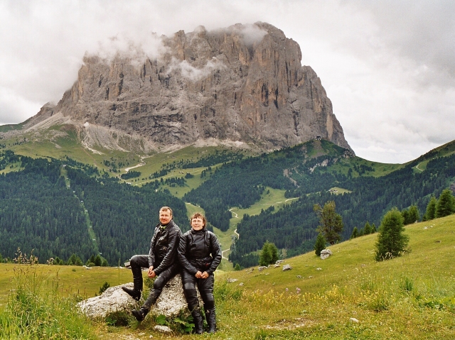 Reissuajat Dolomiiteilla vuonna 2002. Passo di Gardena, Italia.